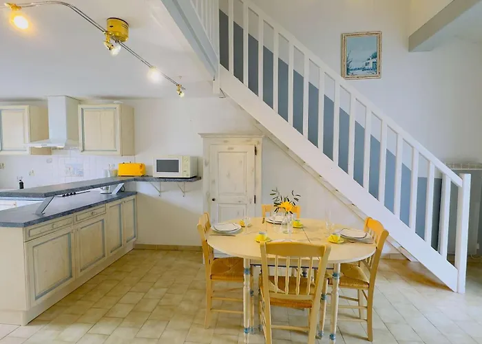 Location Proche De La Et Des Commerces Villa